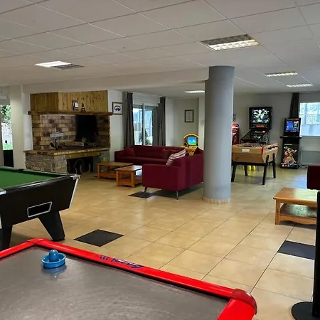 St Lary Village T2 4p Lumineux - Piscine - Balcon - Parking شقة *